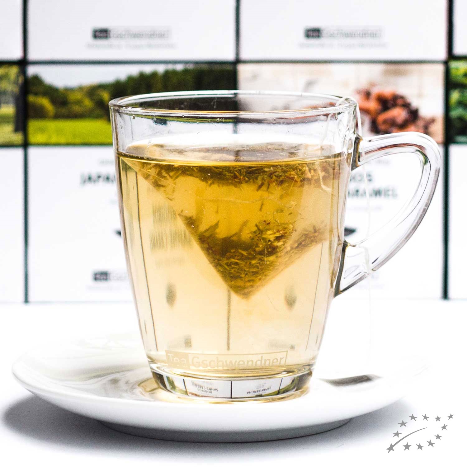 Heißer Kräutertee in Glastasse mit Teebeutel