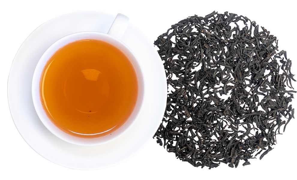Tasse mit orangefarbenem China Kungtien Keemun und losem Schwarztee – feiner Keemun mit edlem Holzton und dezentem Kakao