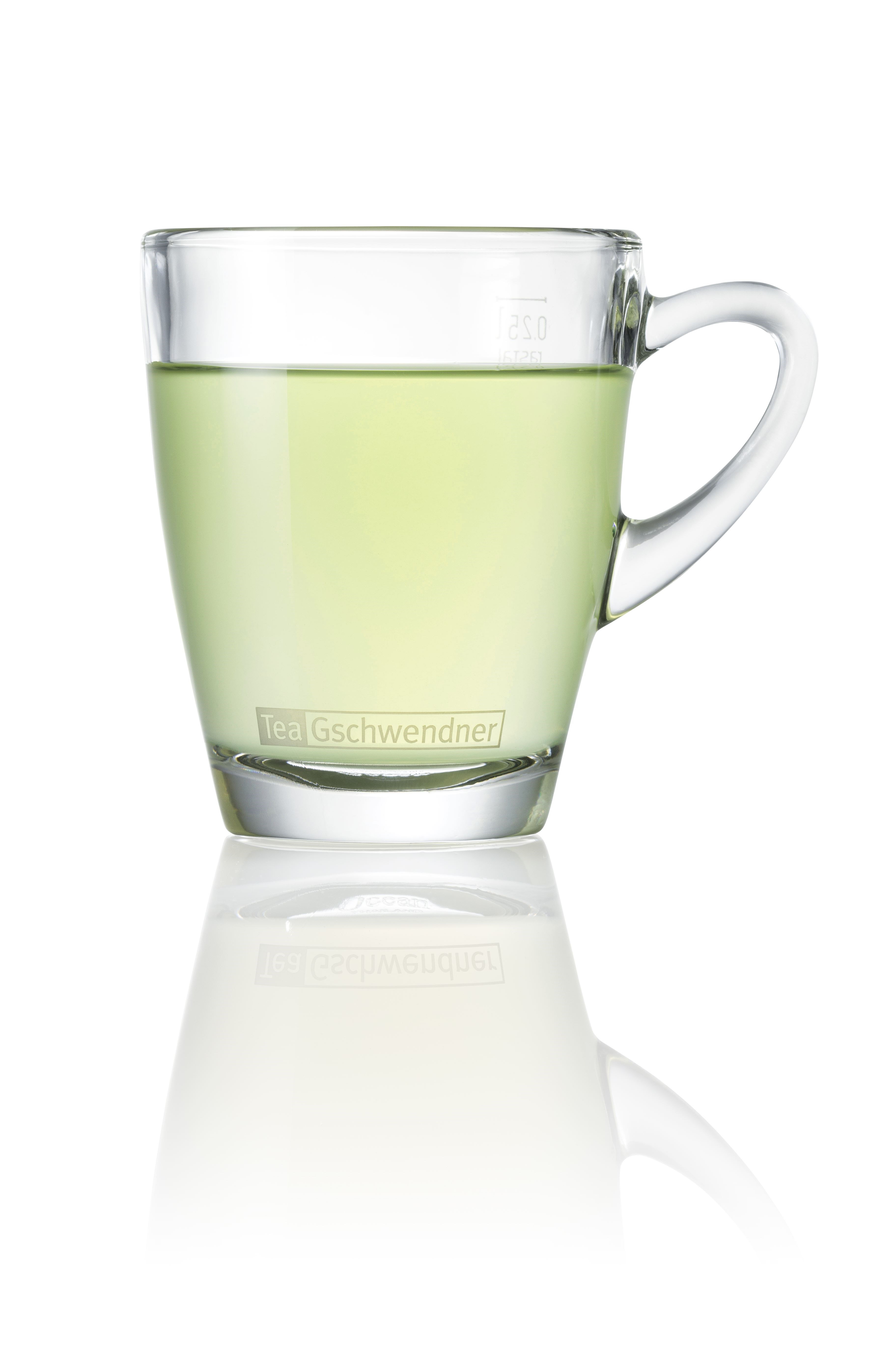 Transparenter Glasbecher mit hellem grünen Tee