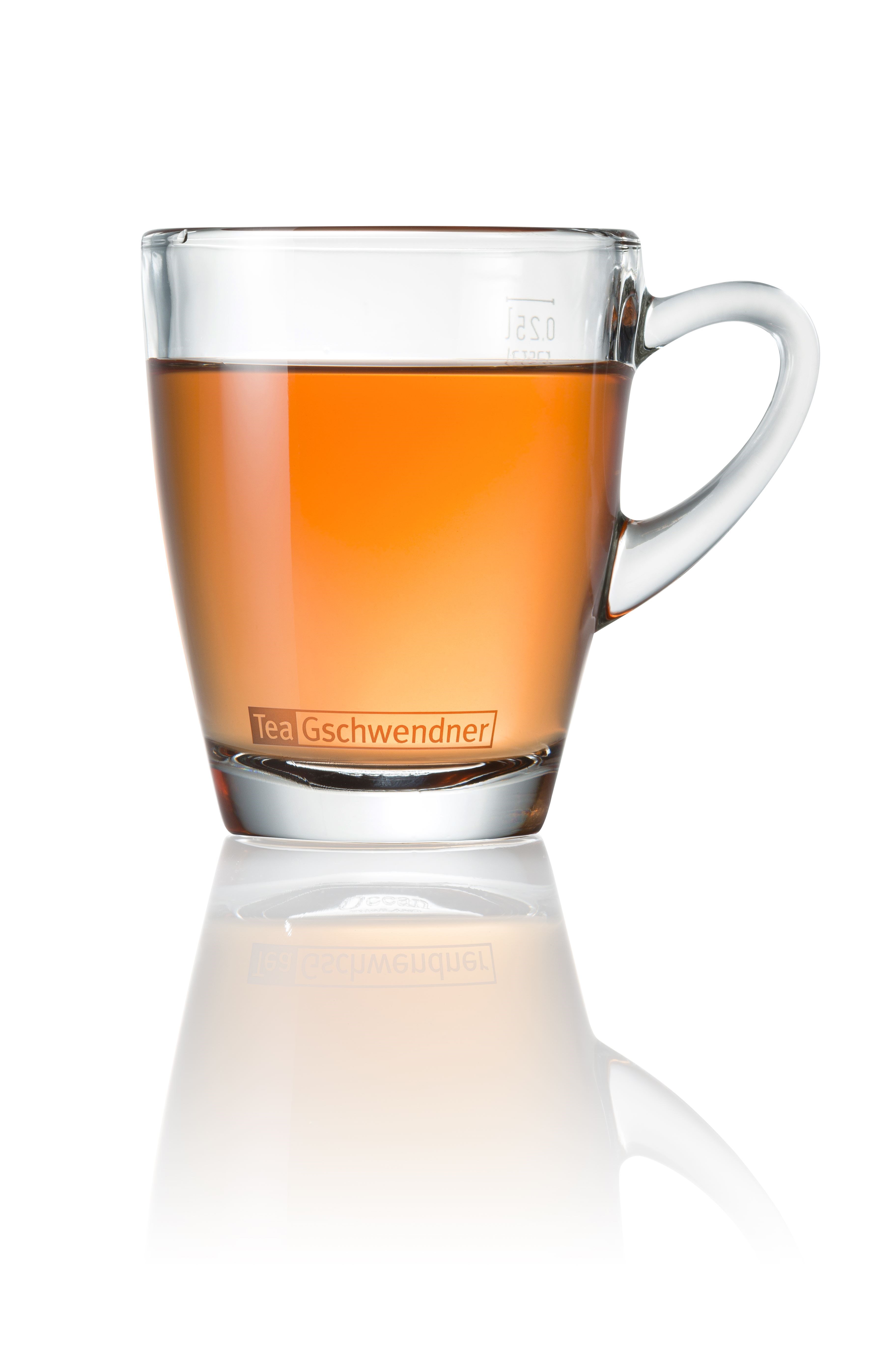 Klares Teeglas mit heißem Tee von Tea Gschwendner