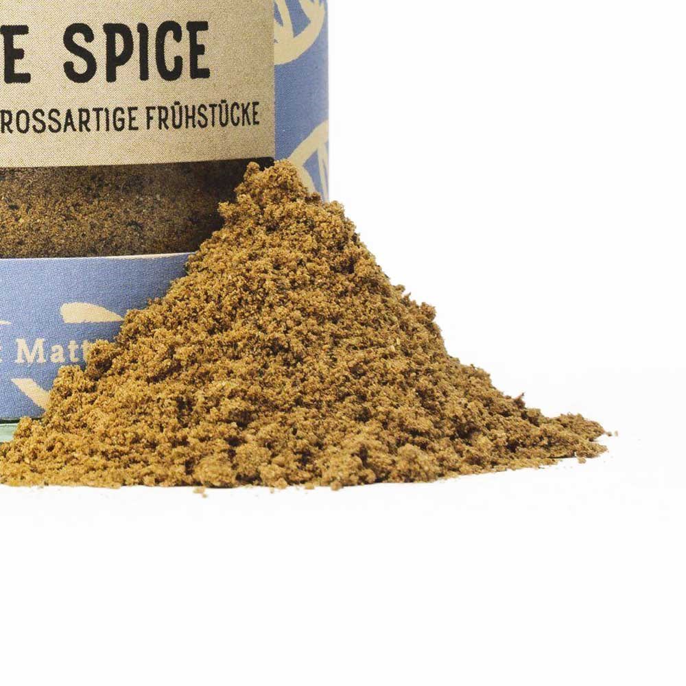 Pulvrige Pumpkin-Spice-Gewürzmischung vor geöffneter Dose, ideal zum Verfeinern von Frühstücksgerichten