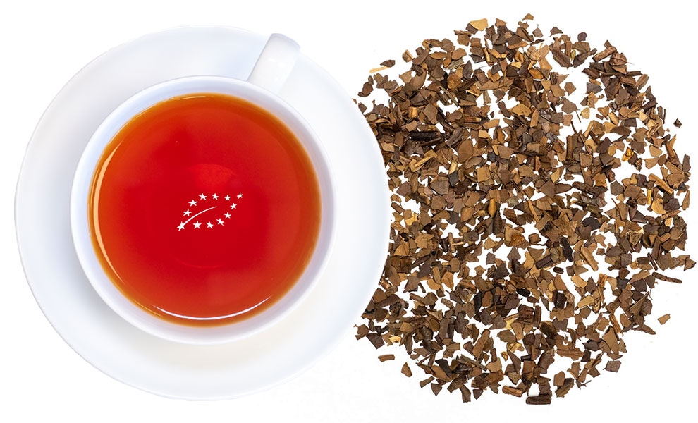 Weiße Teetasse mit braunem Blatttee von oben