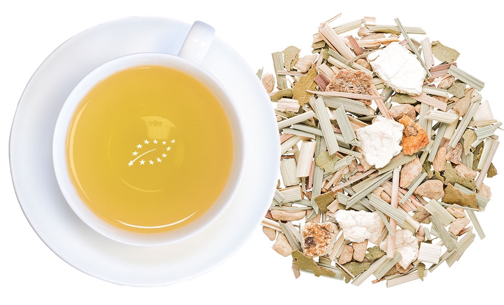 Weiße Tasse Kräutertee neben loser Teemischung