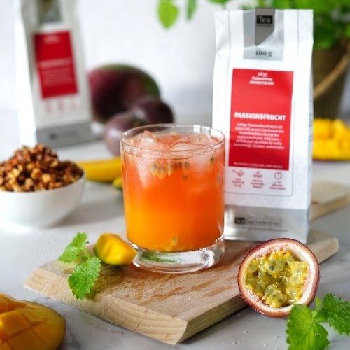 Glas Passionsfrucht Tee mit Passionsfrucht und Mango auf Hol