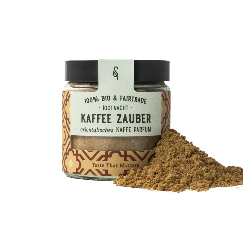 Glas mit Kaffeezauber Bio 45 g von SoulSpice, orientalische Bio-Gewürzmischung für Kaffee mit Zimt und Kardamom, daneben feines Gewürzpulver