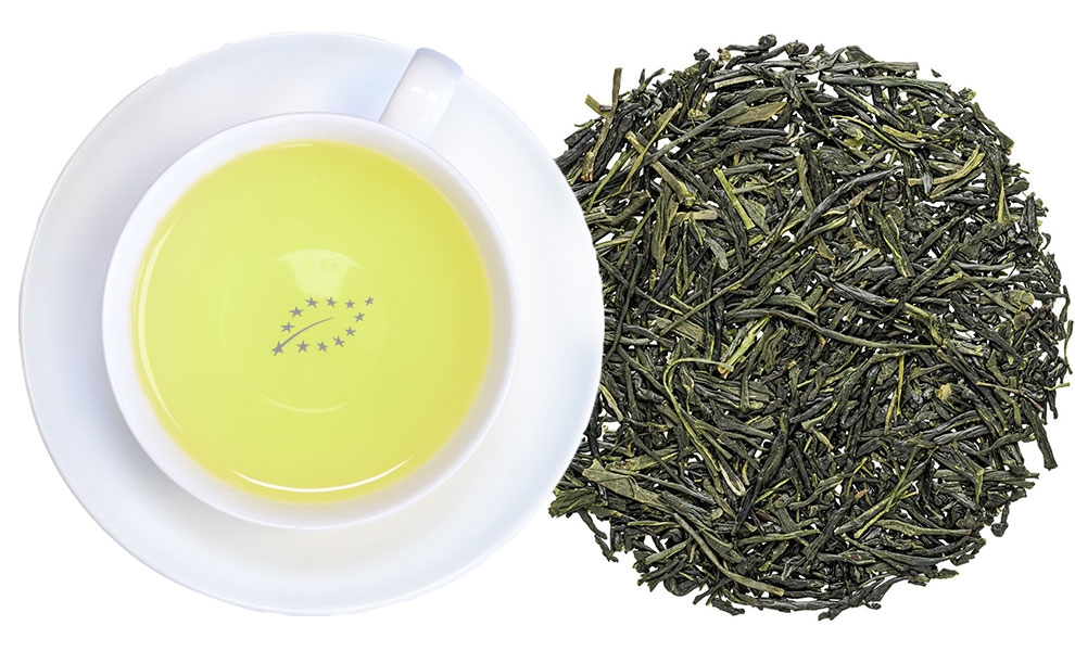 Tasse Sencha Grüntee mit losem Tee daneben