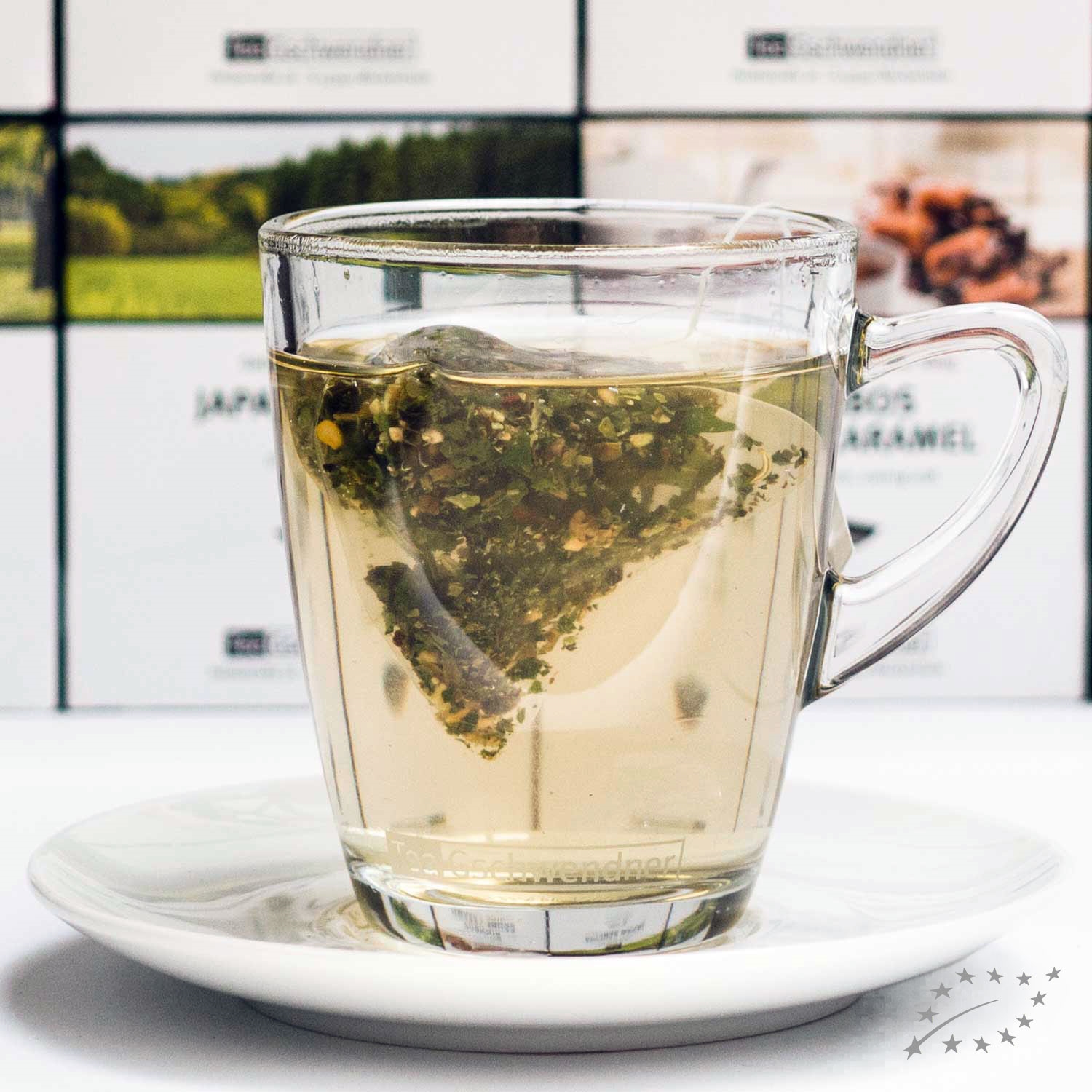 Transparente Glastasse mit aufgebrühtem Tee