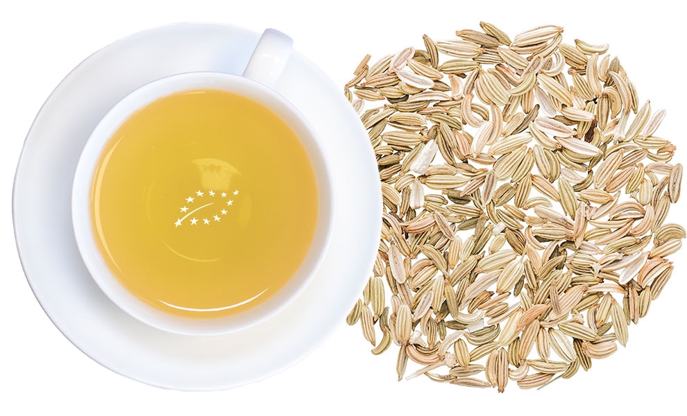 Weiße Tasse mit Fencheltee und daneben Fenchelsamen
