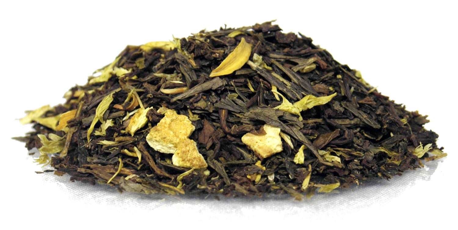 Haufen aromatisierter loser Tee mit Zitrusstücken