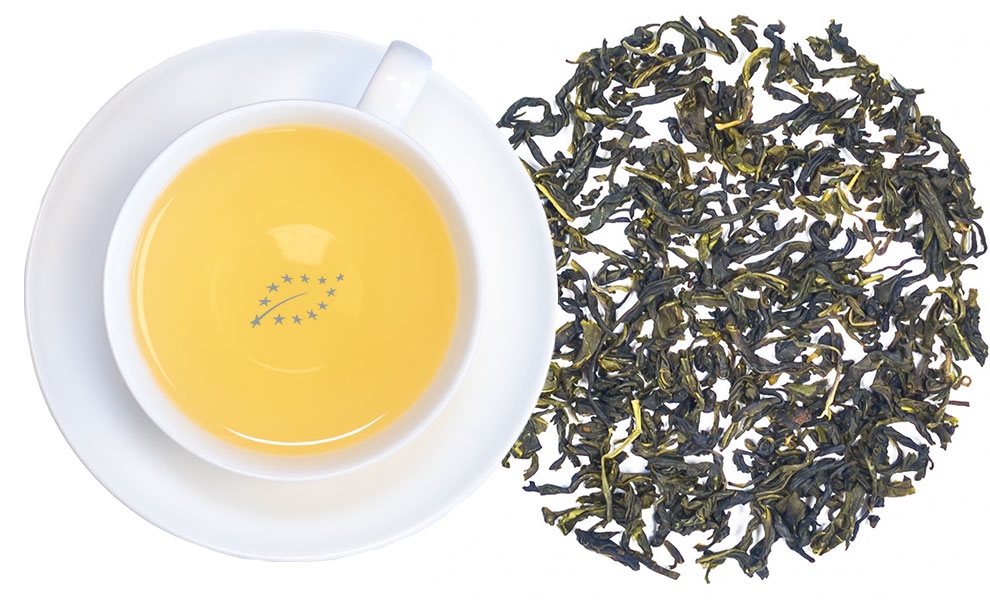 Tasse frisch aufgebrühter grüner Tee mit Blättern