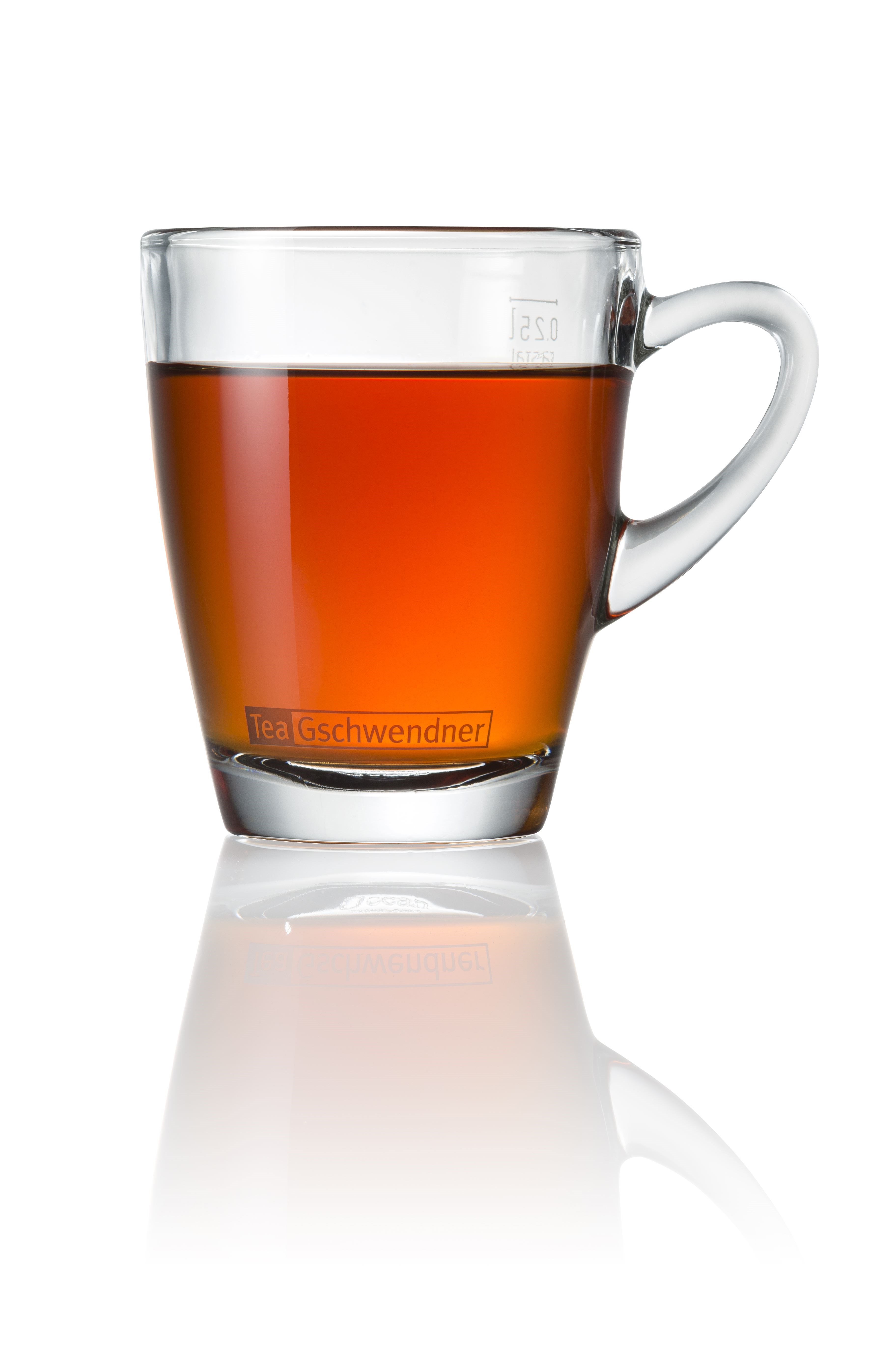 Glaskaffeetasse mit schwarzem Tee