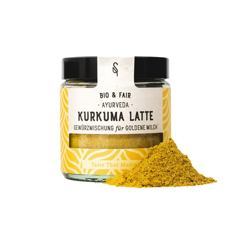 Glas mit Kurkuma Latte Goldene Milch Bio 45 g von SoulSpice, ayurvedische Gewürzmischung mit Kurkuma, davor gelbes Pulver