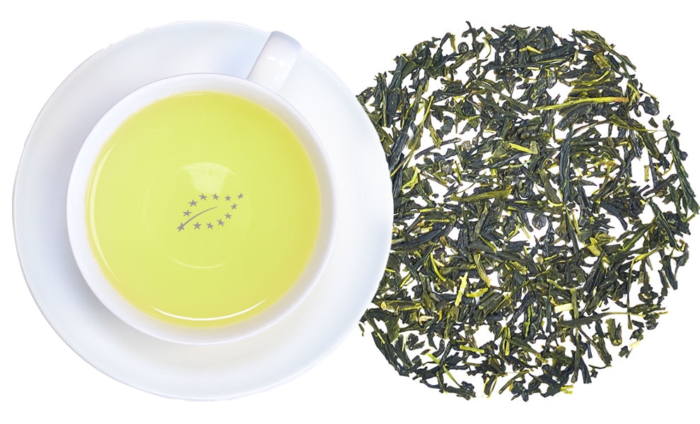 Weiße Tasse mit aufgebrühtem japanischem Grüntee