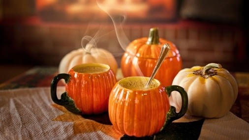 Pumpkin Chai Kürbisförmige Teetassen mit Chai Tee gefüllt auf einem Tisch
