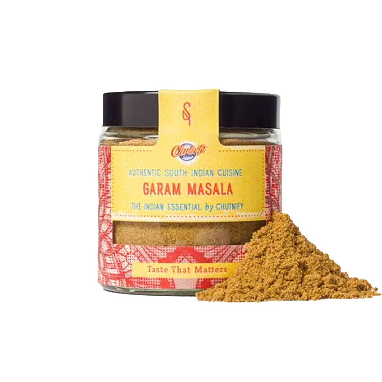 Glas mit Garam Masala Bio 50 g von SoulSpice, indische Bio-Gewürzmischung mit gemahlenem Gewürz vor weißem Hintergrund