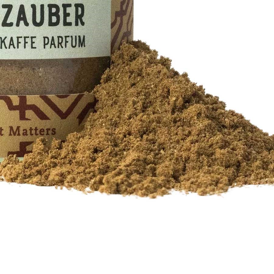 Nahaufnahme von gemahlenem Gewürzpulver „Kaffee Parfum“, das aus einer Dose ausgeschüttet wurde