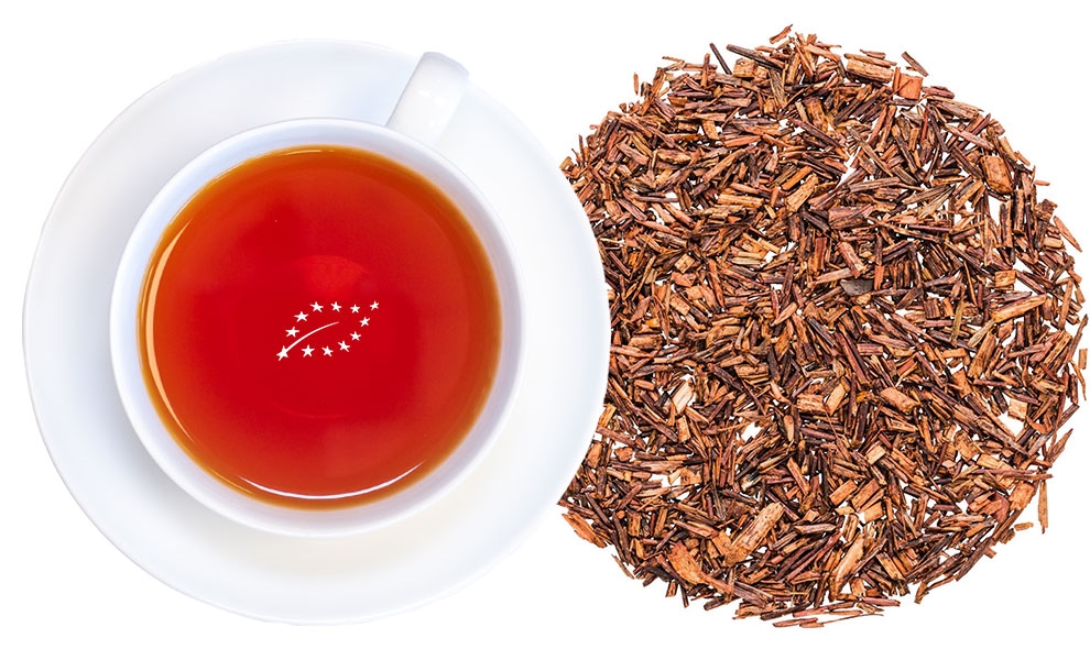 Weiße Tasse mit Rooibostee und losem Rooibos-Tee
