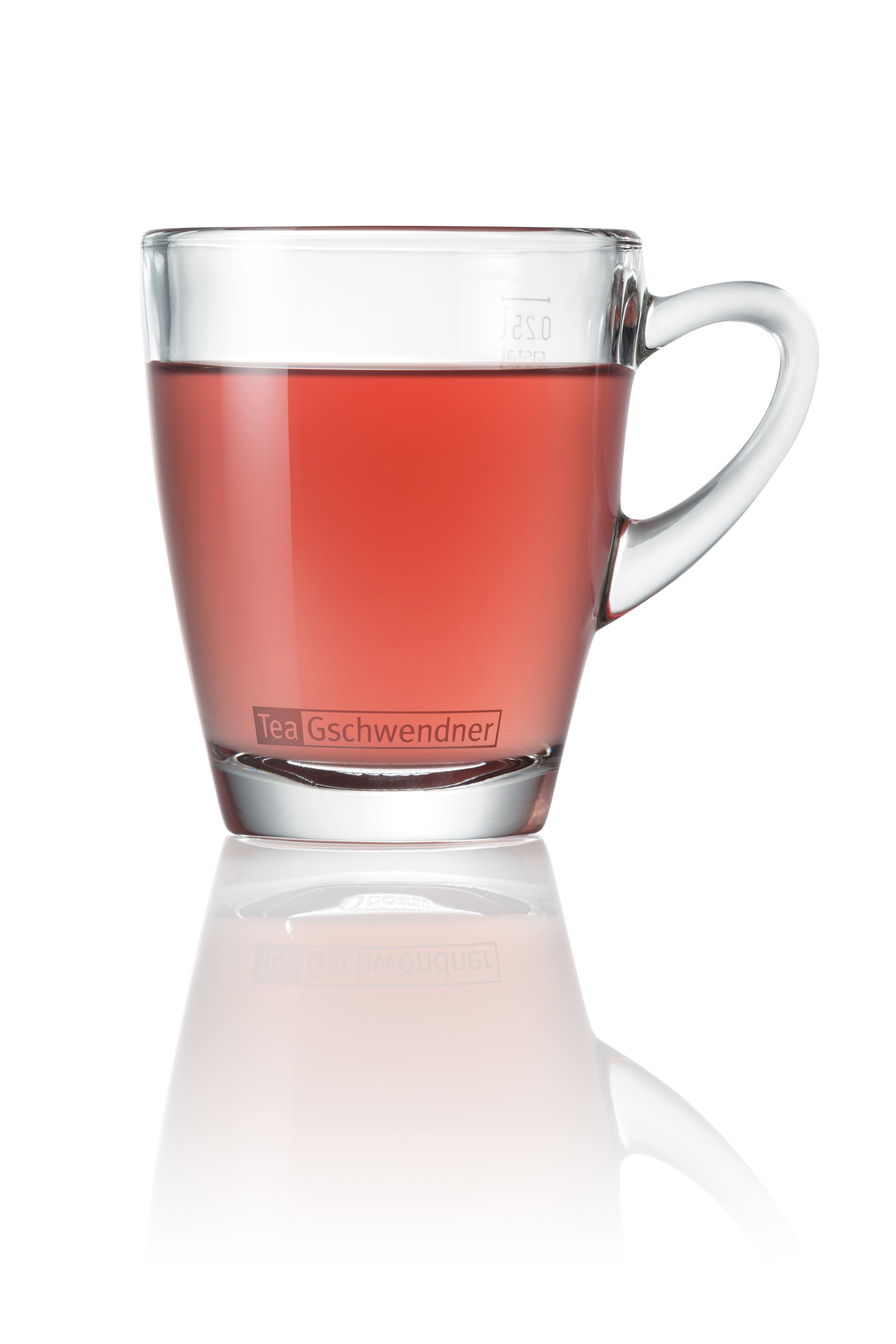Klares Teeglas mit rotem Tee von Tea Gschwendner