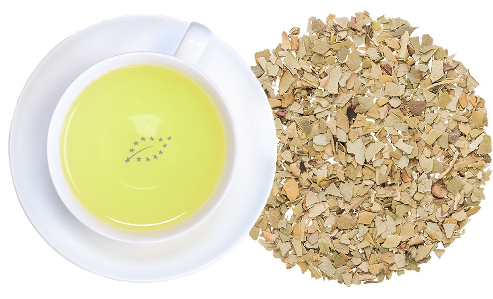 Weiße Tasse mit Mate-Tee und losen Mateblättern