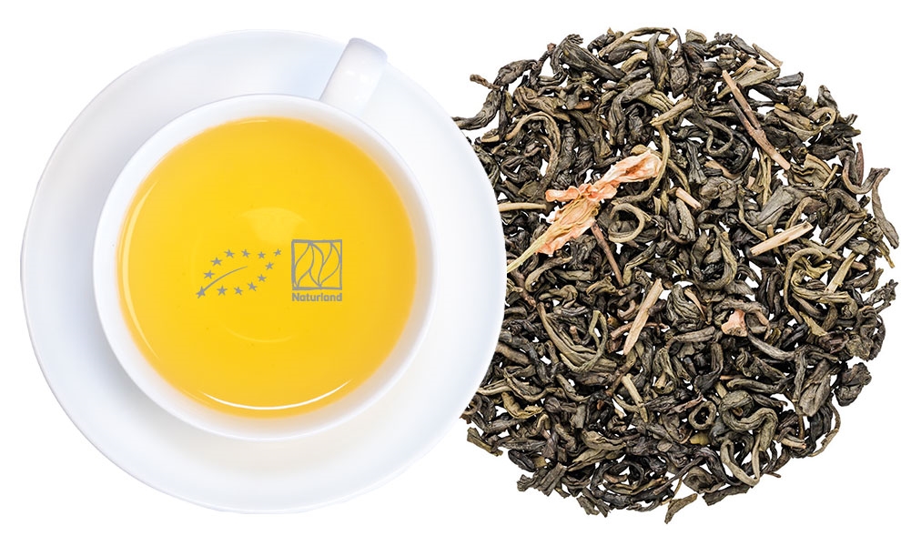 Weiße Tasse mit grünem Tee und losem Grüntee