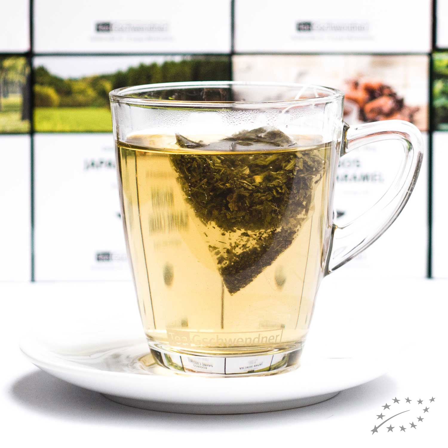 Heißer Tee im Glas mit hängendem Teebeutel