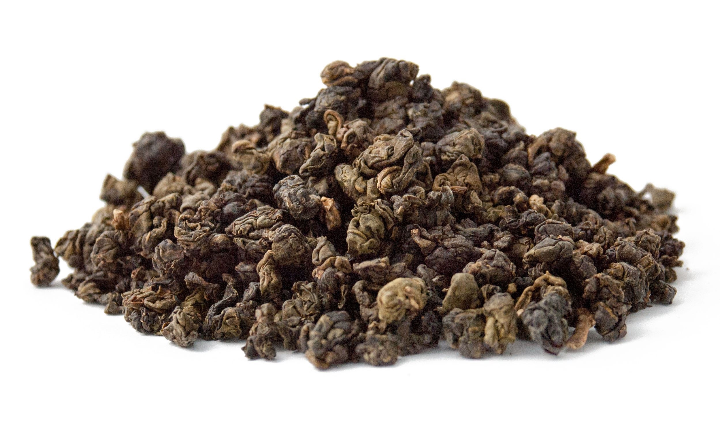 Haufen loser Oolong-Teeblätter auf Weiß