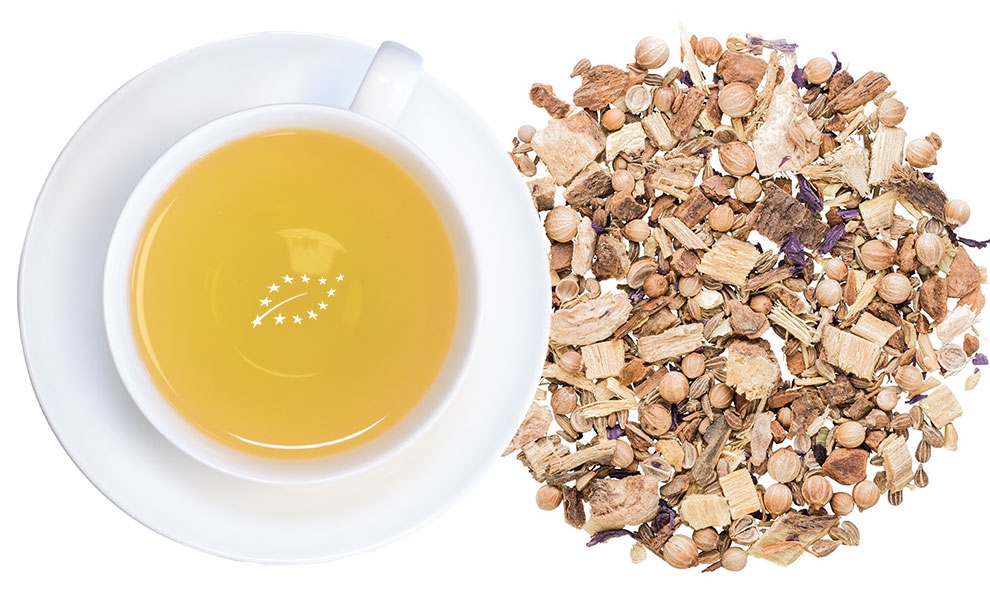 Weiße Tasse mit Kräutertee und lose Kräutermischung