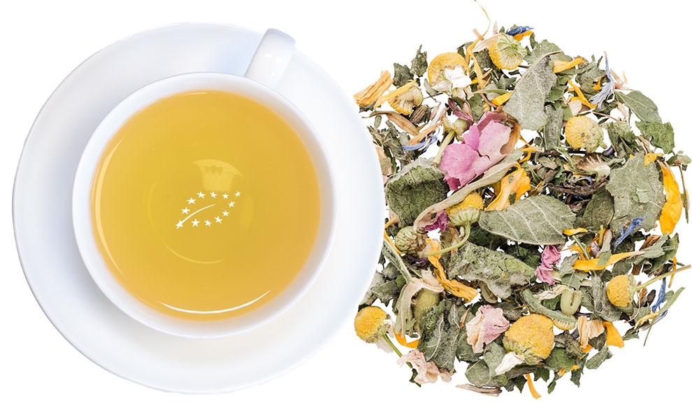 Weiße Tasse Kräutertee und lose Kräutermischung