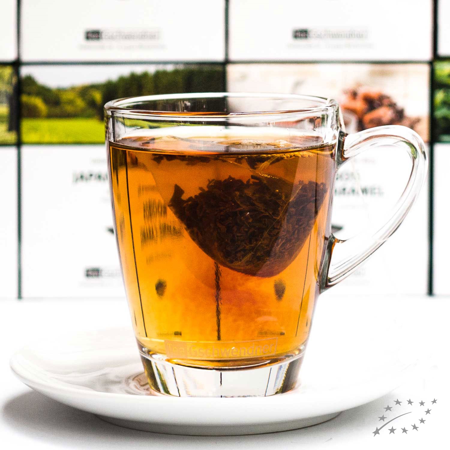 Transparente Tasse mit frisch aufgebrühtem Tee