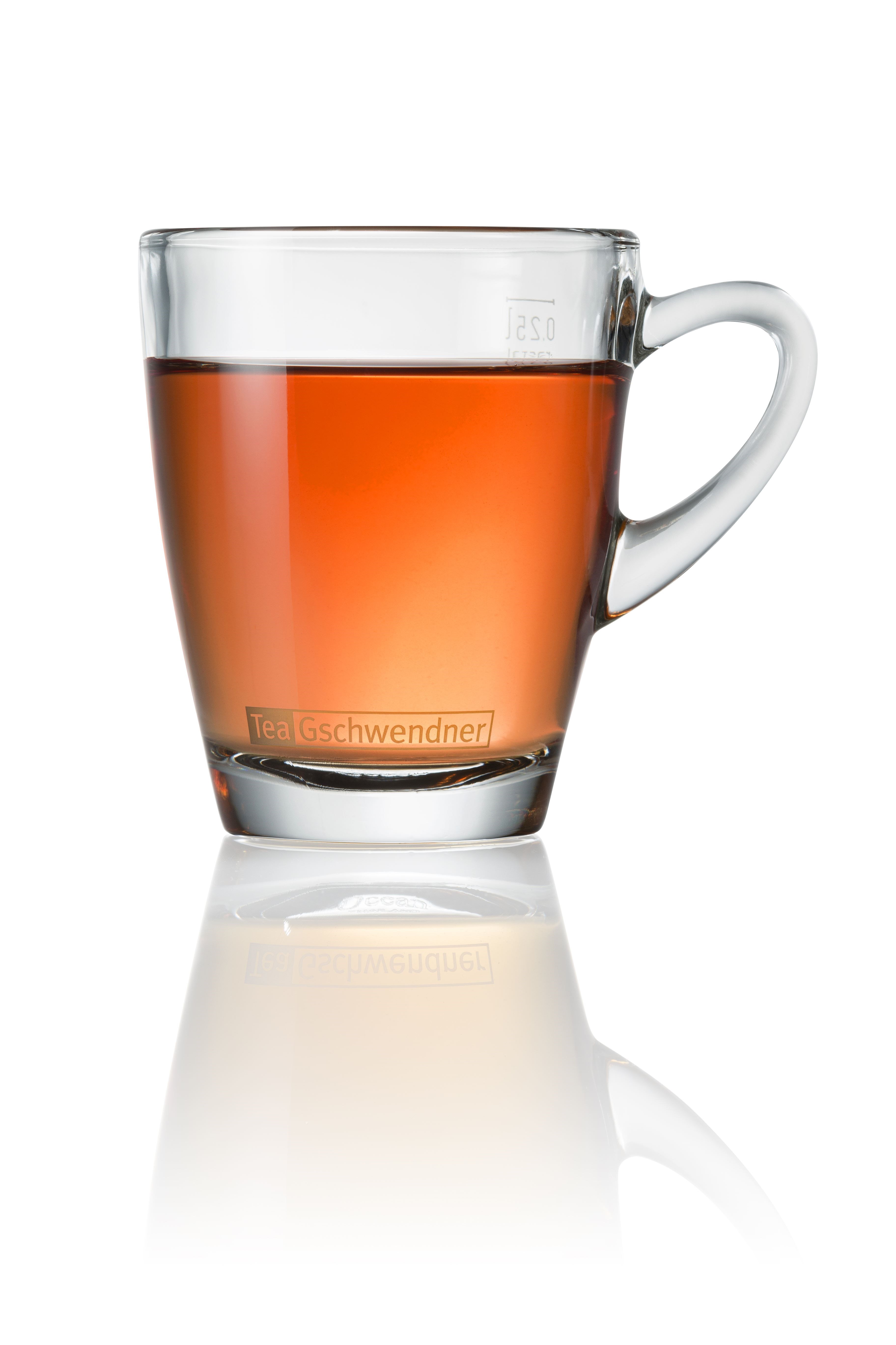 Transparente Glastasse mit frisch gebrühtem Tee