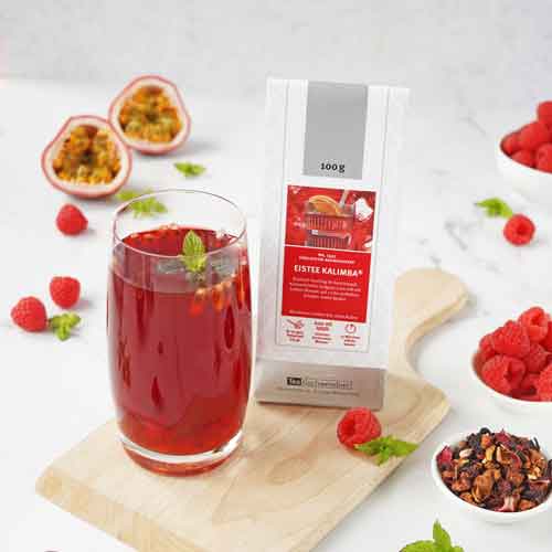 Glas Eistee Kalimba mit Himbeeren und Passionsfrucht auf Hol