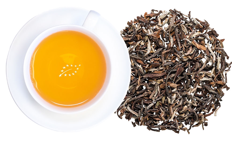 Weiße Teetasse mit losem Blatttee