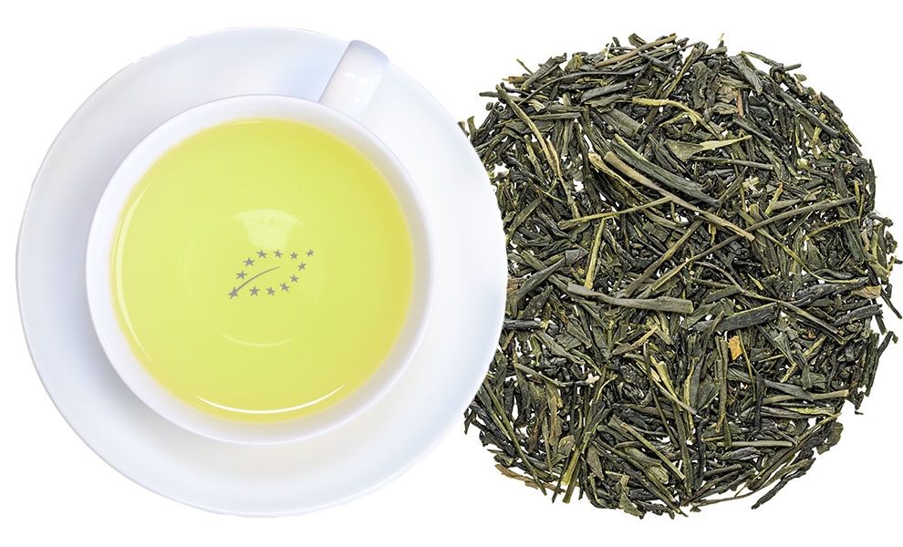 Tasse mit japanischem Sencha Grüntee und losem Tee