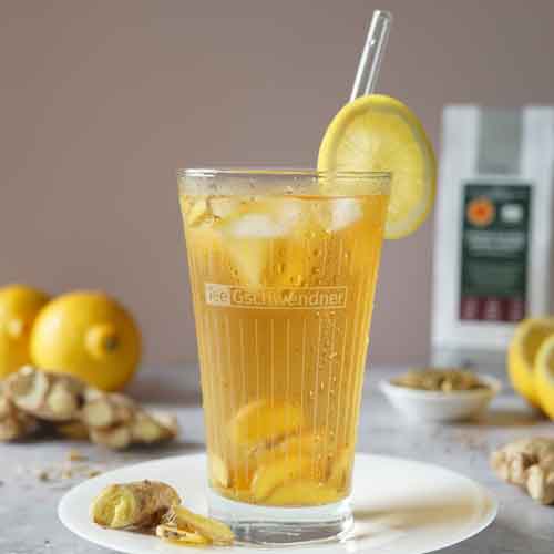 Glas mit Ingwer-Zitronen Eistee und Eiswürfeln