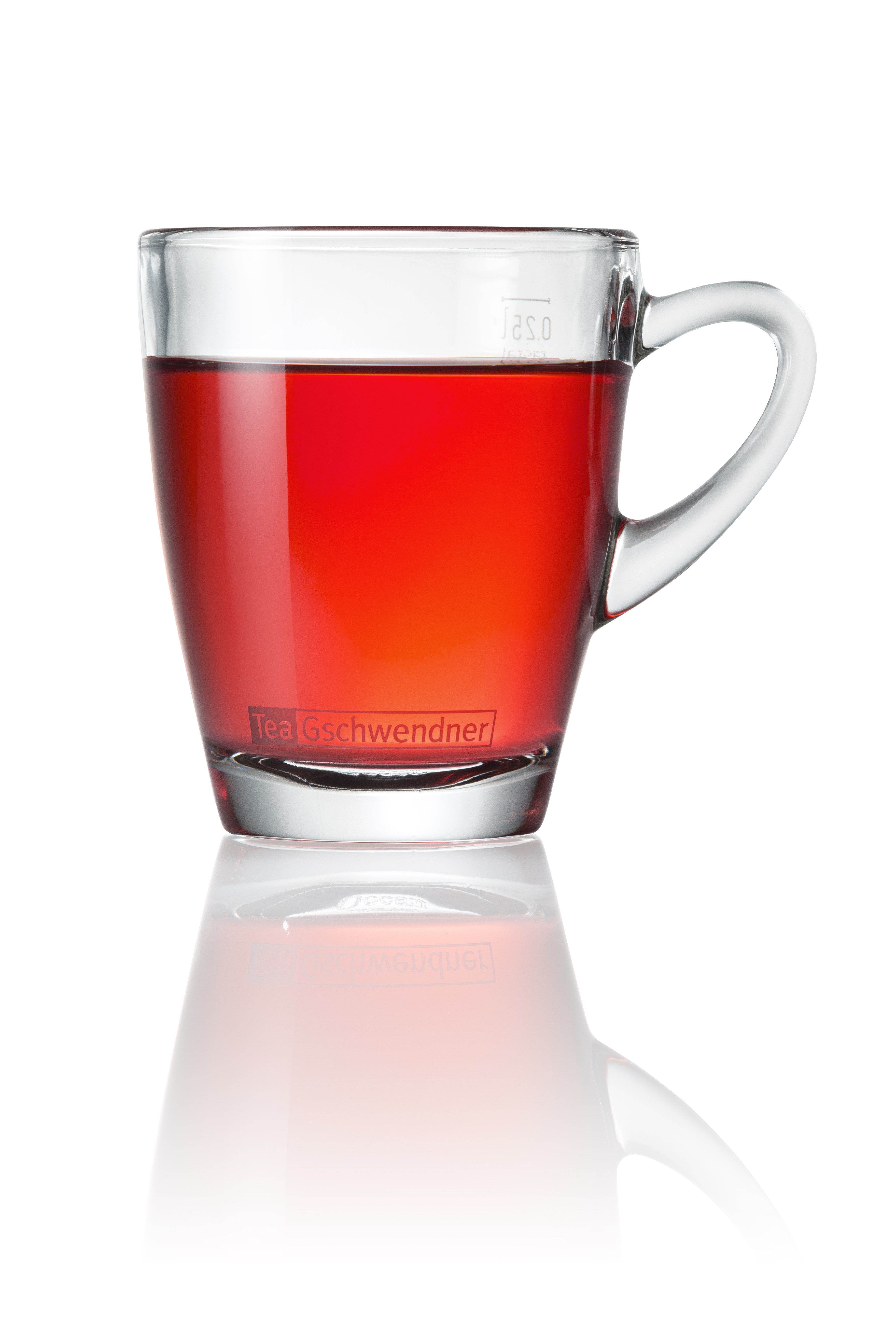 Glas mit leuchtend rotem Früchtetee Früchteparadies mit Aroma reifer Erdbeeren, lieblicher Aprikose und frischer Säure